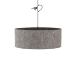 Lampa wisząca Lago M w odcieniu szarym, z okrągłym abażurem z materiału tekstylnego. Wisi na czarnym przewodzie, z widocznym uchwytem montażowym. Przeznaczona na jedną żarówkę E27.