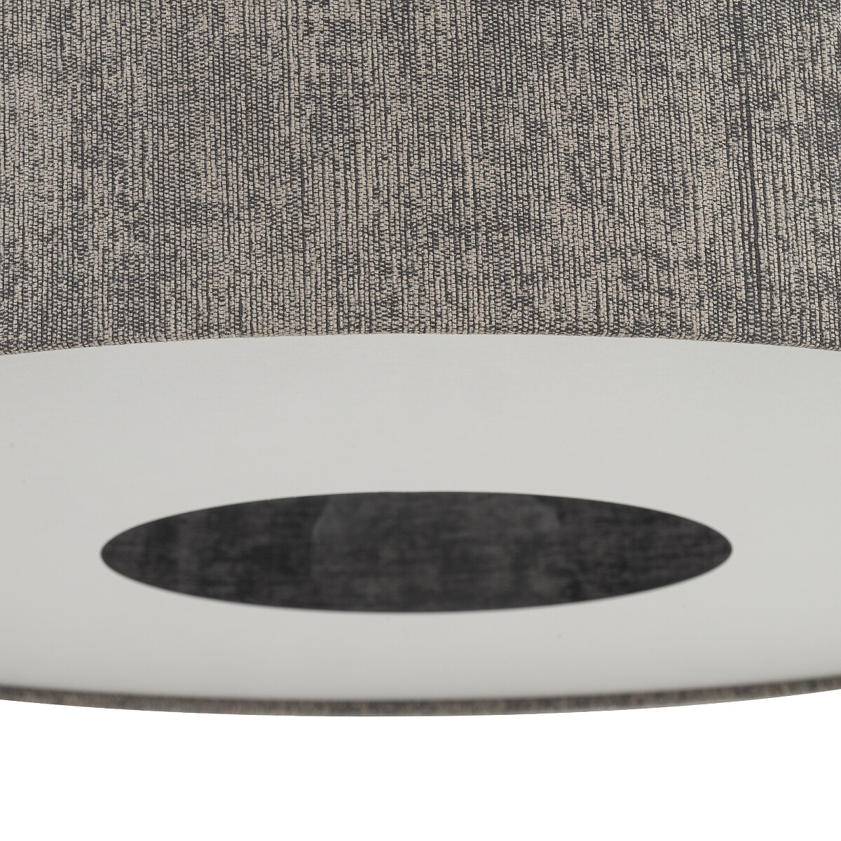 Lampa wisząca Lago M w kolorze szarym z kloszem o teksturowanej powierzchni, z widocznym otworem w dolnej części. Klosz ma okrągły kształt, montowany na jedno źródło światła E27. Tło białe, co podkreśla detale lampy.