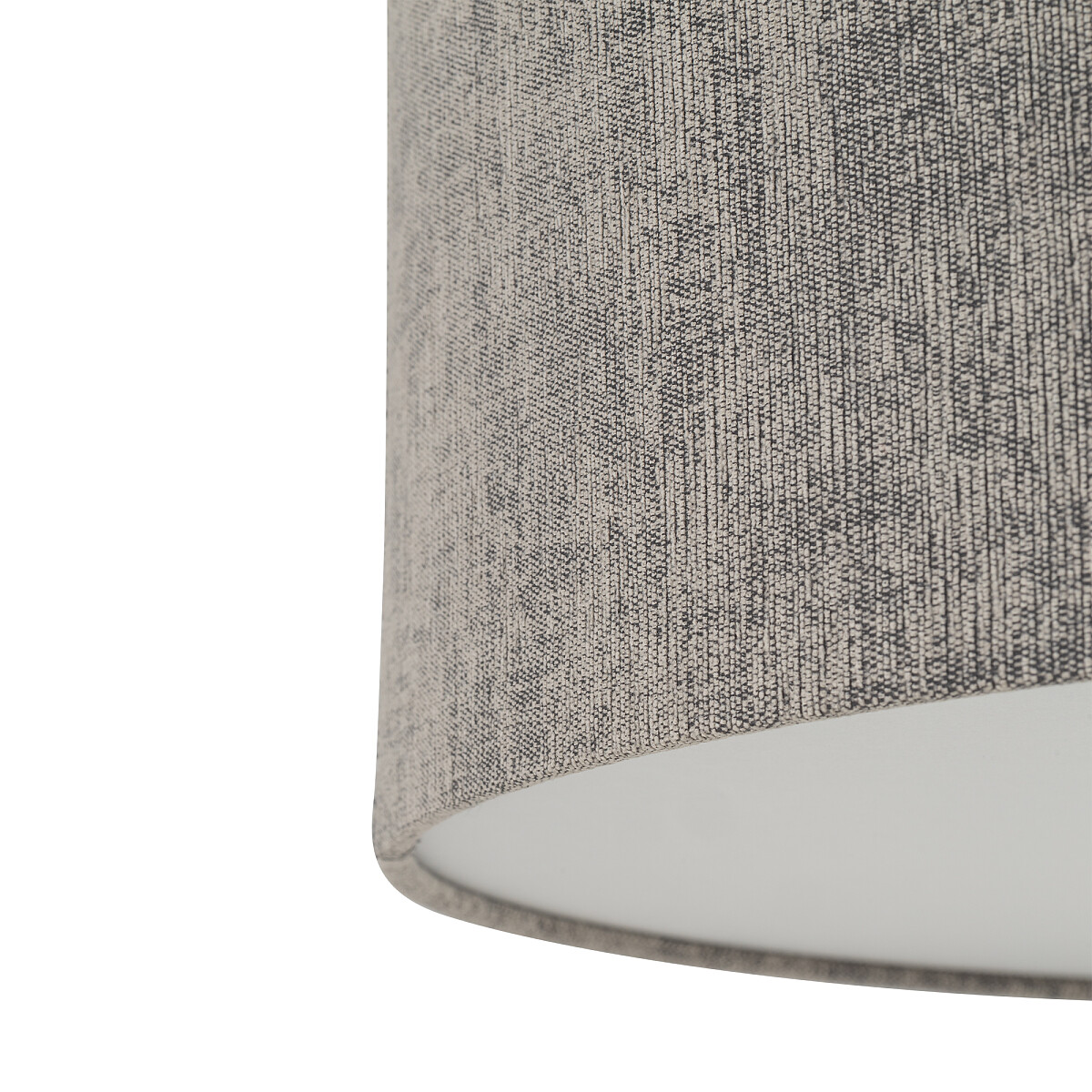 Lampa wisząca Lago M z kloszem w szarym kolorze, wykonanym z teksturowanego materiału. Klosz ma cylindryczny kształt i jest montowany na suficie. Wnętrze klosza jest białe, co wpływa na rozpraszanie światła.