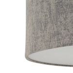 Lampa wisząca Lago M z kloszem w szarym kolorze, wykonanym z teksturowanego materiału. Klosz ma cylindryczny kształt i jest montowany na suficie. Wnętrze klosza jest białe, co wpływa na rozpraszanie światła.