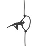 Lampa wisząca Lago M w kolorze szarym, z jednym gniazdem E27. Kabel z dekoracyjnym elementem w kształcie sylwetki człowieka w pozycji akrobatycznej, wiszący, podkreślający nowoczesny design.