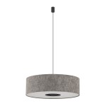 Lampa wisząca Lago L, szara, z okrągłym abażurem z tkaniny, zawieszona na czarnym przewodzie. Posiada miejsce na jedną żarówkę E27. Prosta, nowoczesna forma, idealna do różnych aranżacji wnętrz.