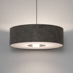 Lampa wisząca Lago L w kolorze szarym, z teksturowanym abażurem w formie okrągłej. Posiada miejsce na jedną żarówkę E27, zawieszona na cienkim kabelku. Tło jasne, co podkreśla design lampy.