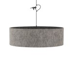 Lampa wisząca Lago L w szarym kolorze, o okrągłym kształcie. Wykonana z teksturowanego materiału, zawieszona na czarnym przewodzie. Przeznaczona na jedną żarówkę E27. Ujęcie frontalne, ukazujące całą konstrukcję.