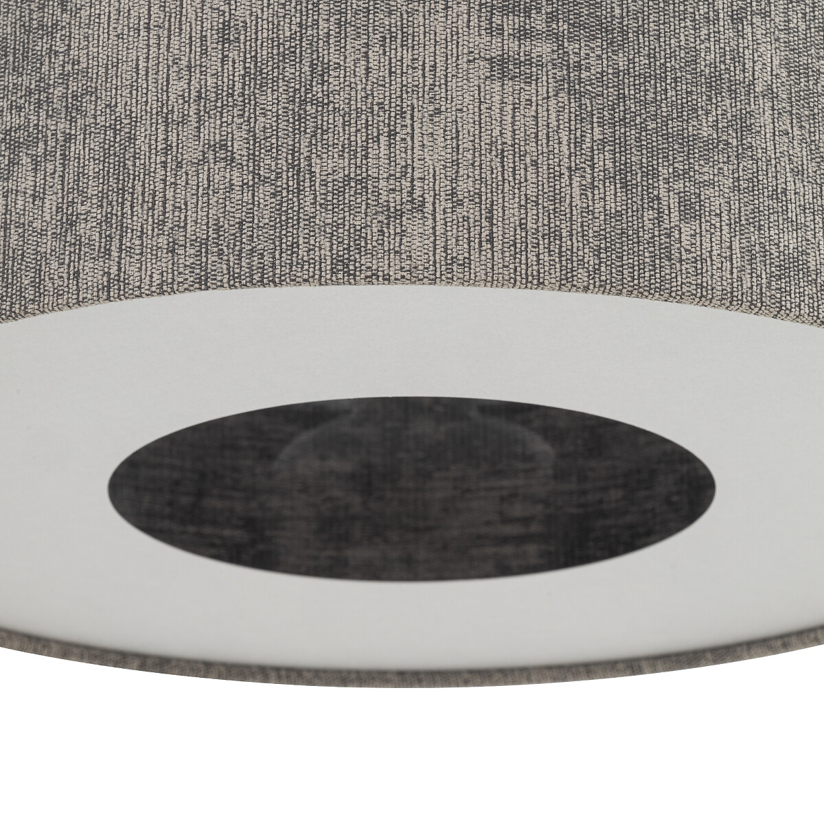 Lampa wisząca Lago L w kolorze szarym z kloszem o fakturze materiału, z otworem w dolnej części. Zasilanie na żarówkę E27. Ujęcie z bliska, pokazujące szczegóły wykończenia i kształt klosza.