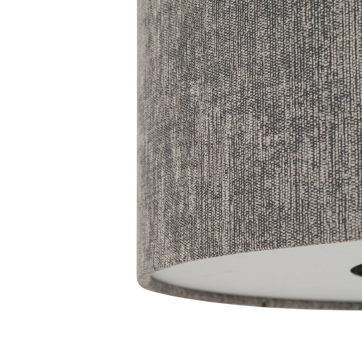 Lampa wisząca Lago L w kolorze szarym, wykonana z teksturowanego materiału. Okrągły klosz z widoczną oprawą na żarówkę E27, zawieszony w górnej części. Zbliżenie na fakturę materiału, prezentujące subtelny wzór.