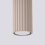 Lampa sufitowa Karbon 60 w kolorze taupe, z teksturowanym, żłobionym kloszem. Ujęcie z dołu, pokazujące okrągłą oprawę na żarówkę GU10. Tło jasne, jednolite, co podkreśla subtelność i nowoczesny design lampy.