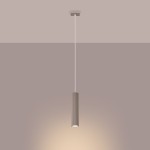 Lampa wisząca Karbon 1 lampa 1xGU10 w kolorze taupe, o cylindrycznym kształcie z pionowymi żłobieniami. Zawieszona na cienkim przewodzie, emitująca światło w dół. Prosta konstrukcja w nowoczesnym stylu, umieszczona na jednolitym, jasnym tle.