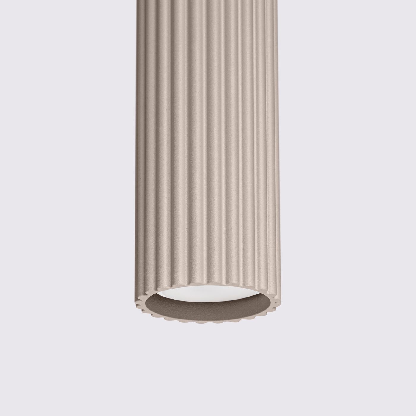 Lampa wisząca Karbon w kolorze taupe, z cylindrycznym kloszem o żebrowanej fakturze. Ujęcie z dołu, pokazujące mocowanie i oprawę na żarówkę GU10. Produkt zawieszony w prostym, jednolitym tle.