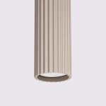 Lampa wisząca Karbon w kolorze taupe, z cylindrycznym kloszem o żebrowanej fakturze. Ujęcie z dołu, pokazujące mocowanie i oprawę na żarówkę GU10. Produkt zawieszony w prostym, jednolitym tle.