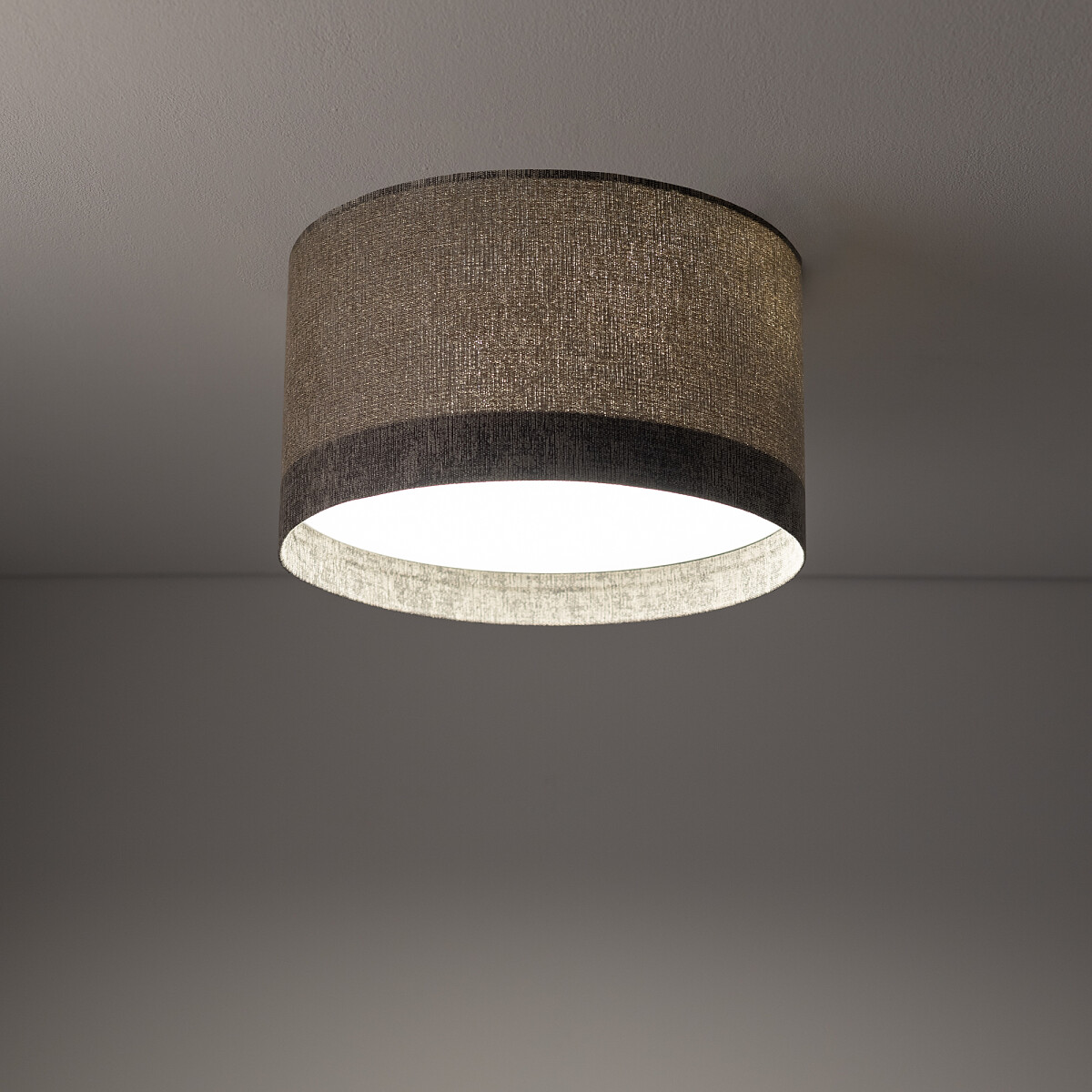Lampa sufitowa Lago S w kolorze szarym, z okrągłym kloszem z materiału w strukturze tkaniny. Klosz zawiera białą oprawę wewnętrzną, montowany sufitowo, widoczny z góry, w minimalistycznym otoczeniu.