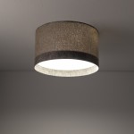 Lampa sufitowa Lago S w kolorze szarym, z okrągłym kloszem z materiału w strukturze tkaniny. Klosz zawiera białą oprawę wewnętrzną, montowany sufitowo, widoczny z góry, w minimalistycznym otoczeniu.