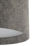 Lago S lampa sufitowa w szarym kolorze, wykonana z tekstylnego materiału o drobnej fakturze. Produkt ma okrągły kształt, z otwartym dnem, co umożliwia emitowanie światła w dół. Ujęcie z boku, ukazujące detale materiału.