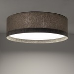 Lampa sufitowa Lago M z czterema gniazdami E27, w okrągłej, szarej obudowie z teksturowanego materiału. Ujęcie z dołu, ukazujące szeroki klosz oraz białą, rozproszoną powierzchnię świetlną, montowana na suficie.