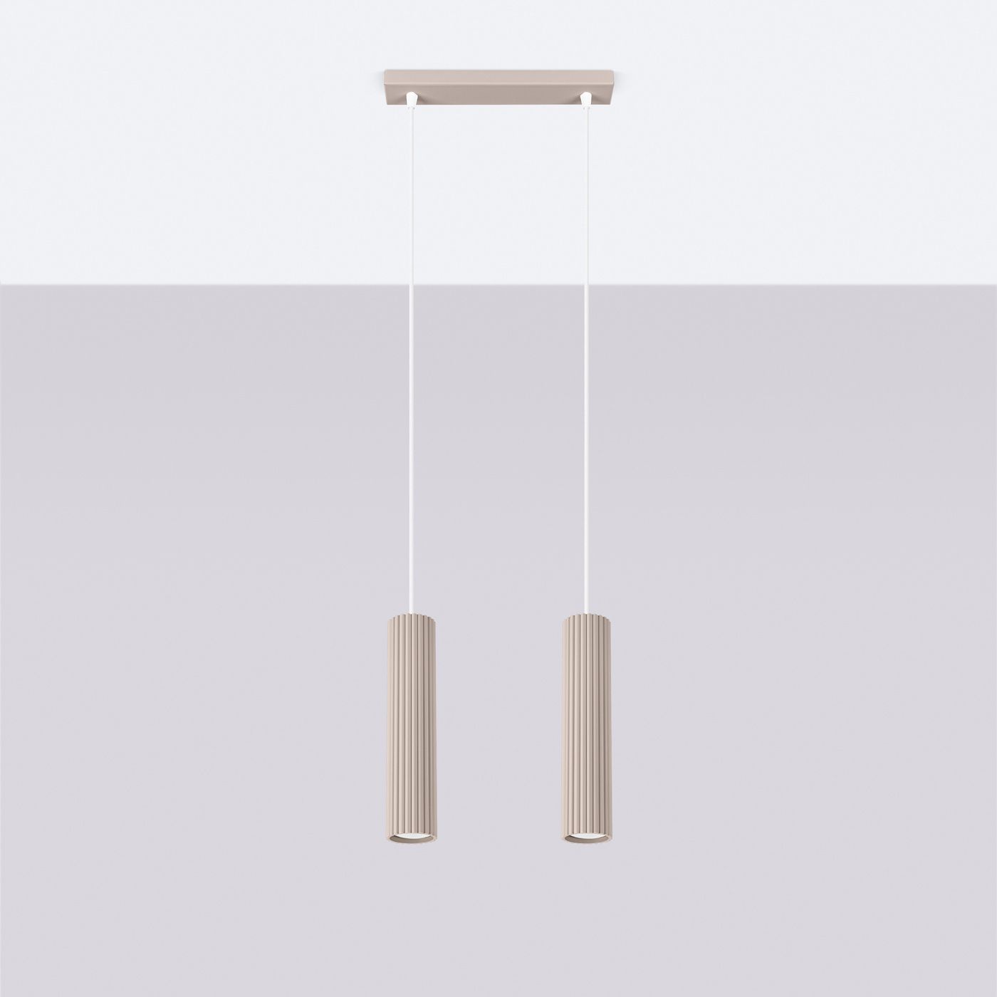 Lampa wisząca Karbon 2 z dwoma cylindrycznymi kloszami w kolorze taupe, zawieszona na białych linkach. Klasyczna, żłobiona faktura kloszy, umieszczona na prostokątnej podstawie sufitowej. Idealna do nowoczesnych wnętrz.