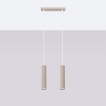 Lampa wisząca Karbon 2 z dwoma cylindrycznymi kloszami w kolorze taupe, zawieszona na białych linkach. Klasyczna, żłobiona faktura kloszy, umieszczona na prostokątnej podstawie sufitowej. Idealna do nowoczesnych wnętrz.