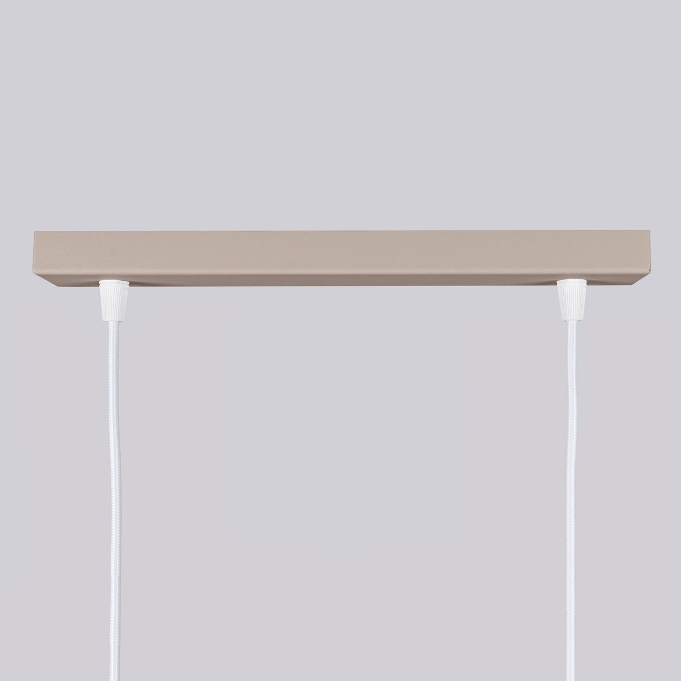 Lampa wisząca Karbon 2, kolor taupe, z dwoma gniazdami GU10. Posiada prostokątną, matową podstawę oraz białe kable zawieszenia. Ujęcie frontalne, ukazujące górną część lampy. Tło jednolite, szare.