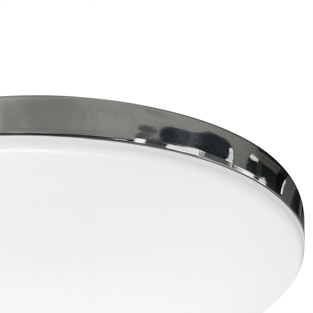 Plafon Maya LED D33 o mocy 15W, barwie światła 4000K. Okrągła, biała obudowa z chromowanym obrzeżem. Ujęcie z góry, ukazujące detale krawędzi oraz gładką powierzchnię. Przeznaczony do użytku wewnętrznego, z klasą ochrony IP44.
