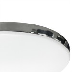 Plafon Maya LED D33 o mocy 15W, barwie światła 4000K. Okrągła, biała obudowa z chromowanym obrzeżem. Ujęcie z góry, ukazujące detale krawędzi oraz gładką powierzchnię. Przeznaczony do użytku wewnętrznego, z klasą ochrony IP44.