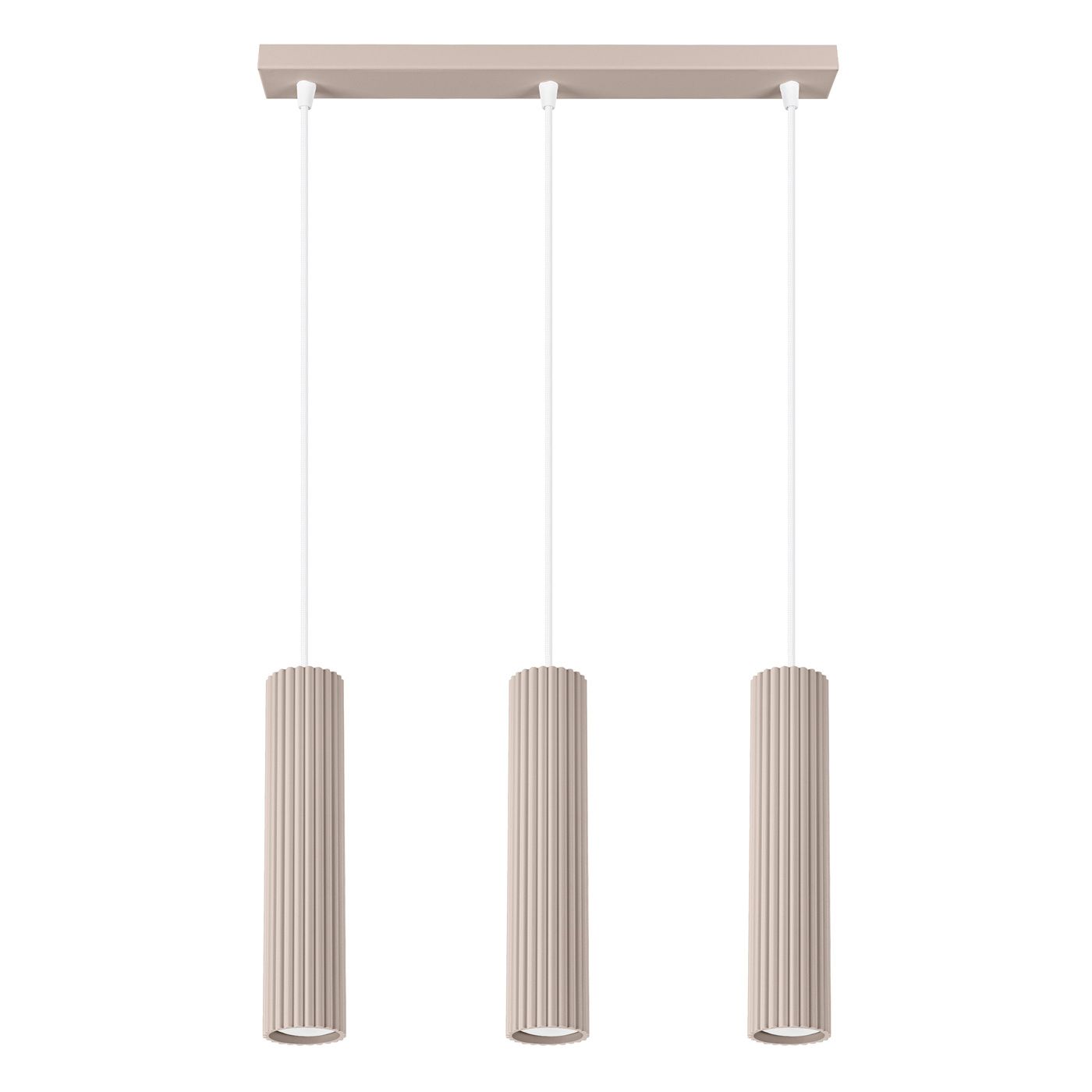 Lampa wisząca Karbon 3, taupe, z trzema cylindrycznymi kloszami o żłobionej fakturze, zawieszona na białych linkach. Utrzymana w minimalistycznym stylu, montowana na prostokątnej podstawie w tym samym kolorze.