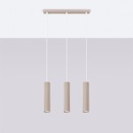 Lampa wisząca Karbon 3 w kolorze taupe z trzema cylindrycznymi kloszami o żłobionej fakturze, zawieszona na białych linkach, umieszczona na prostokątnej podstawie. Klosze przeznaczone na żarówki GU10.
