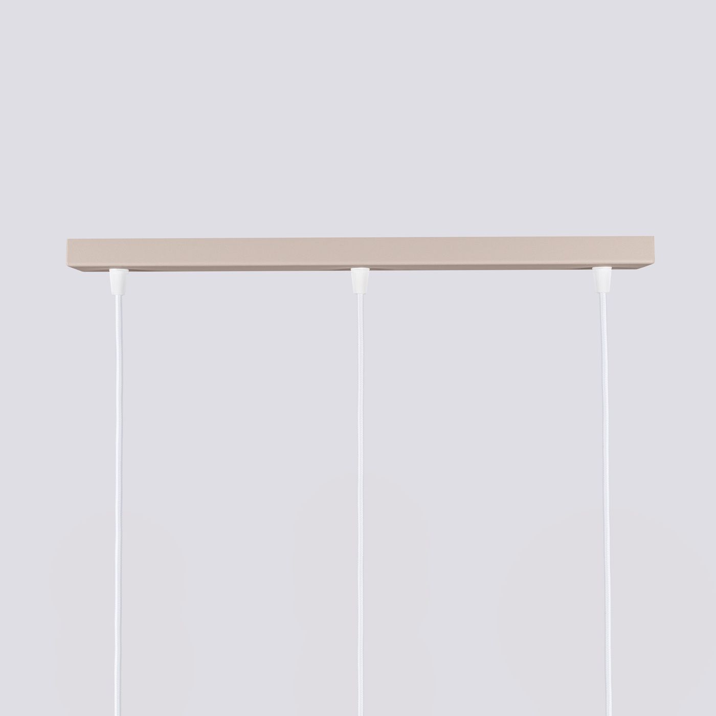Lampa wisząca Karbon 3 w kolorze taupe z trzema oprawami na żarówki GU10. Ustawiona w poziomie, z białymi przewodami, montowana pod sufitem. Minimalistyczny design, idealna do nowoczesnych wnętrz.