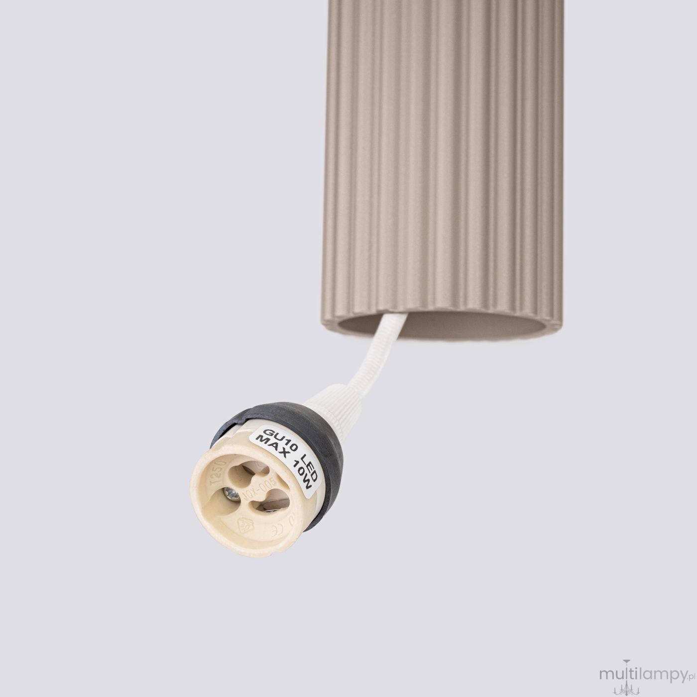 Lampa wisząca Karbon 3P w kolorze taupe z trzymaczem na trzy żarówki GU10. Widoczny fragment obejmy z teksturowanym wykończeniem oraz gniazdo żarówki z oznaczeniem maksymalnej mocy 10W. Kąt ujęcia z dołu.