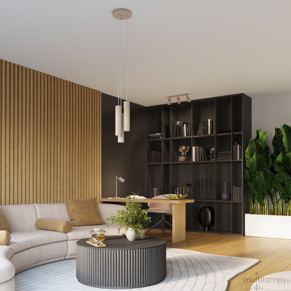 Lampa wisząca Karbon 3P w kolorze taupe, zawieszona na trzech linkach. Posiada trzy oprawy GU10 w cylindrycznym kształcie. Umieszczona w nowoczesnym wnętrzu z drewnianą ścianą i regałem, otoczona roślinnością.
