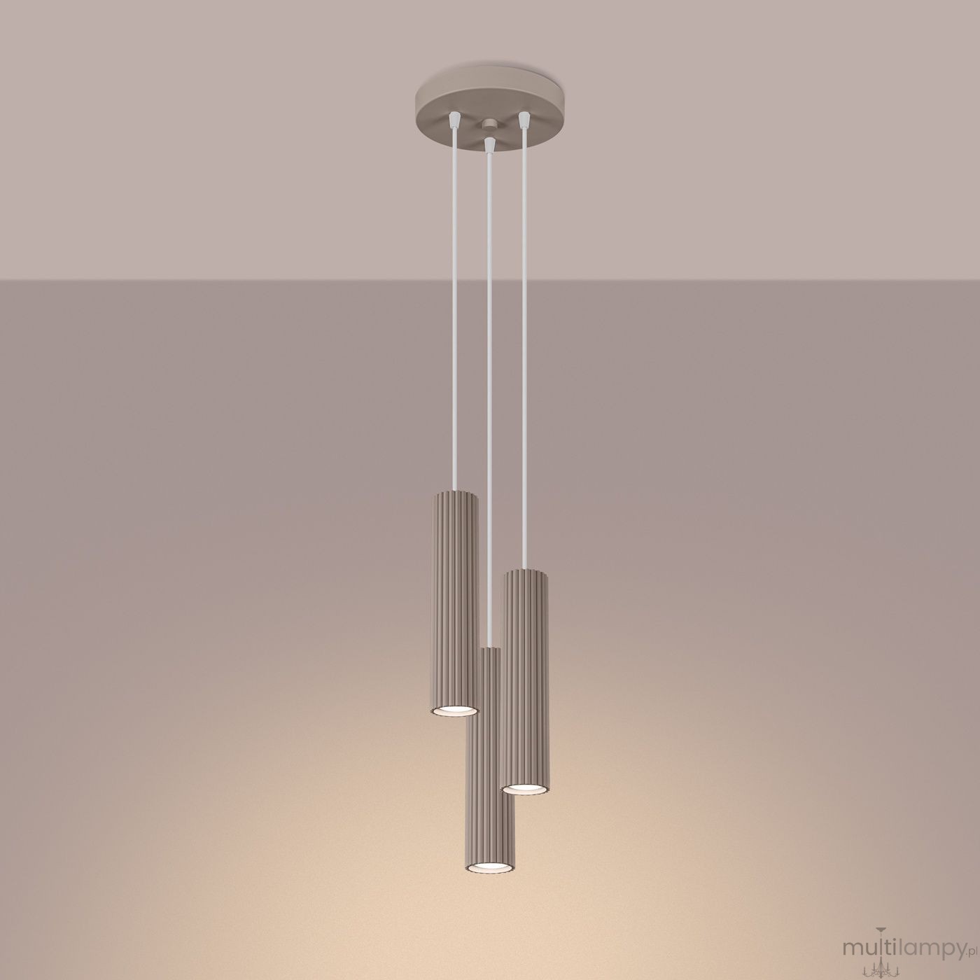 Lampa wisząca Karbon 3P w kolorze taupe z trzema cylindrycznymi kloszami z żebrowanej tekstury, zawieszona na białych linkach. Ujęcie z góry, na jednolitym tle, ukazujące elegancki design i nowoczesny styl.