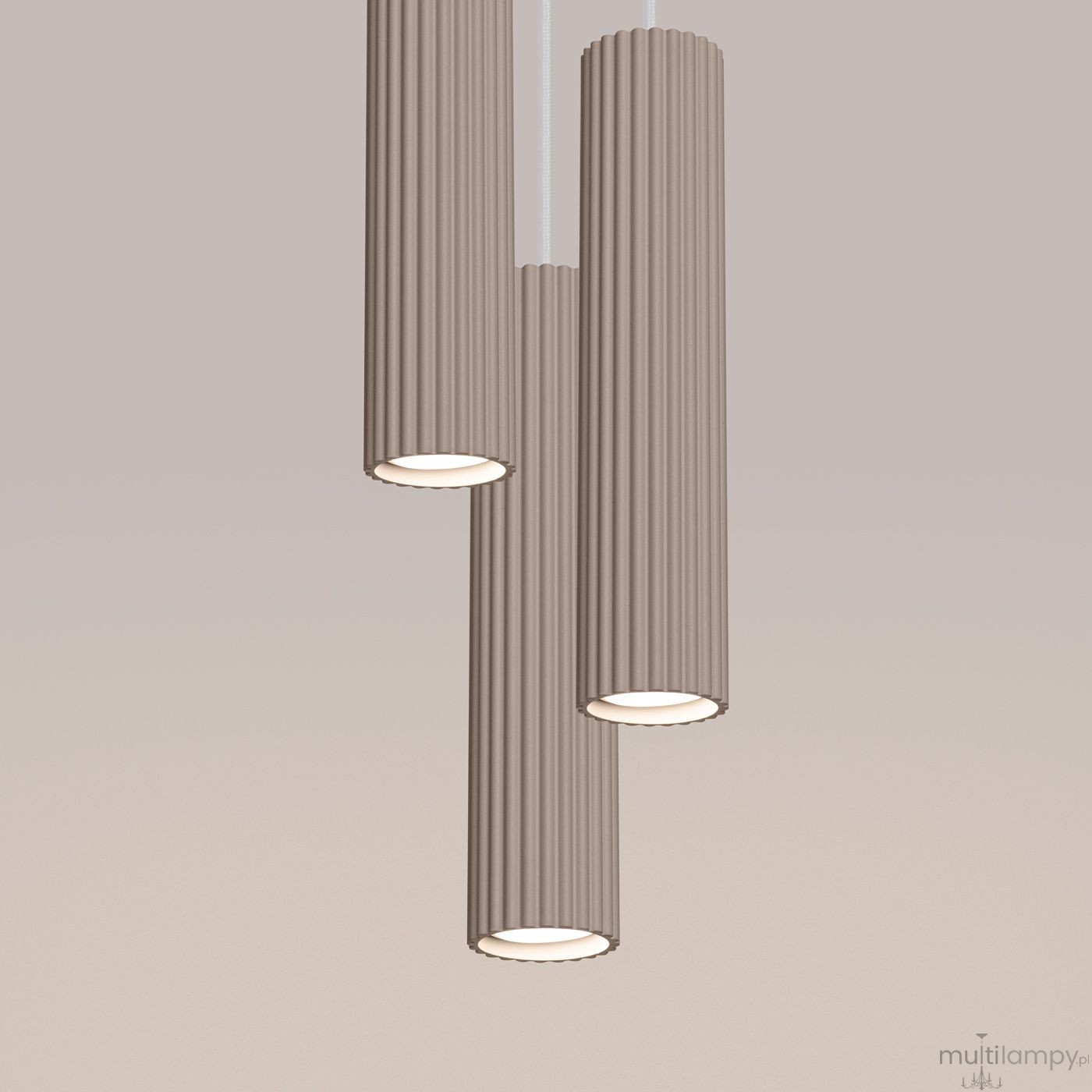 Lampa wisząca Karbon 3P w kolorze taupe z trzema cylindrycznymi kloszami z rowkowaną fakturą. Klosze mają otwarte spodnie części, montowane na cienkich przewodach, zawieszone w poziomie na jasnym tle.