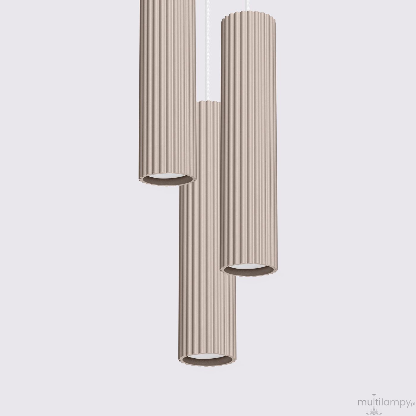 Lampa wisząca Karbon 3P w kolorze taupe z trzema cylindrycznymi kloszami o żebrowanej fakturze. Klosze zawieszone na białych linkach, prezentowane na jasnym tle. Dostosowana do żarówek GU10.