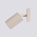 Kinkiet Karbon 1xGU10 w kolorze taupe z teksturowanym kloszem w poziome prążki. Uchwyt w formie prostokątnej podstawy, zamontowany pod kątem. Produkt prezentowany na jasnym tle.