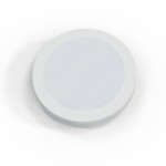 Plafon LED Marlon D18 o średnicy okrągłej, w białej obudowie, z wbudowanym źródłem światła 12W i temperaturą barwową 4000K. Klasa ochrony IP54. Produkt leżący na jednolitym tle.