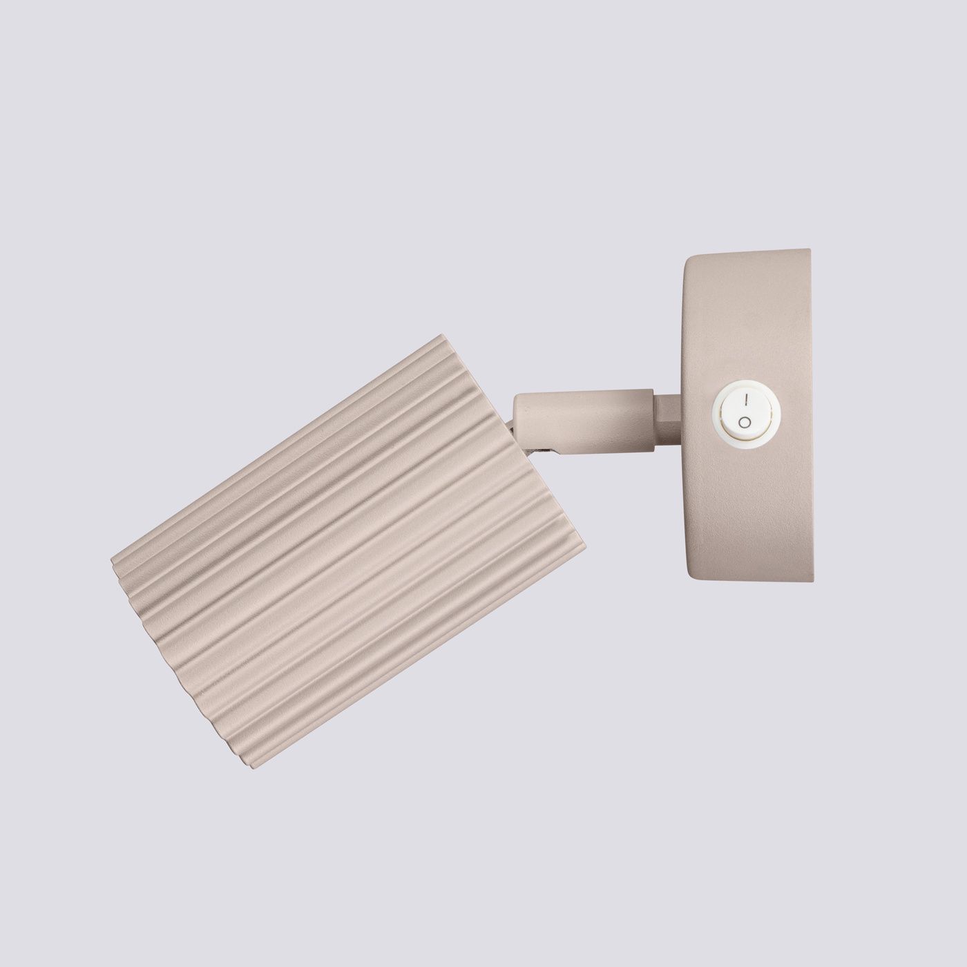 Kinkiet Karbon w kolorze taupe, z włącznikiem, z cylindrycznym kloszem o żłobionej fakturze. Ujęcie z boku, pokazujące ruchomy element lampy zamontowany na okrągłej podstawie. Tło jednolite, jasne.