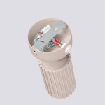 Karbon kinkiet 1xGU10 w kolorze taupe, z widocznym włącznikiem. Ujęcie z góry, pokazujące okrągłą głowicę oraz fakturę żłobkowanego trzonu. Wnętrze zawiera elementy elektryczne oraz mocowanie. Tło jednolite, szare.