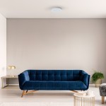 Plafon LED Marlon D30 w kolorze białym, o mocy 36W i temperaturze barwowej 4000K, zamontowany na suficie. Okrągły kształt z matowym wykończeniem, umieszczony w nowoczesnym wnętrzu z niebieską sofą i złotą lampą obok.