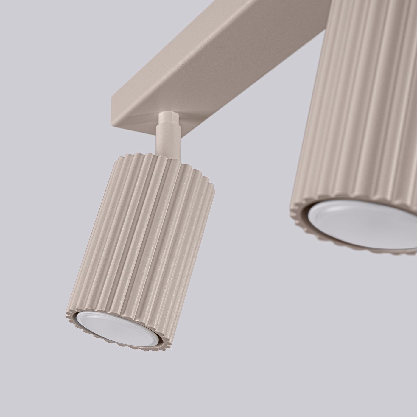 Lampa sufitowa Karbon w kolorze taupe z dwoma reflektorami GU10. Reflektory o żłobionej fakturze, zamontowane na prostokątnej podstawie. Ujęcie z bliska, ukazujące detale konstrukcji.