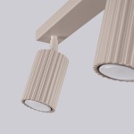 Lampa sufitowa Karbon w kolorze taupe z dwoma reflektorami GU10. Reflektory o żłobionej fakturze, zamontowane na prostokątnej podstawie. Ujęcie z bliska, ukazujące detale konstrukcji.