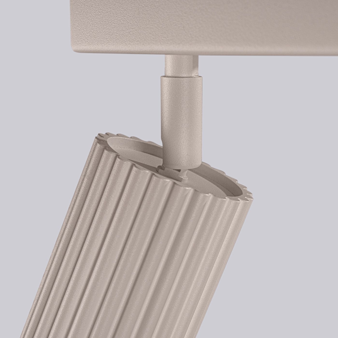 Lampa sufitowa Karbon (spot) 2xGU10 w kolorze taupe. Zbliżenie na teksturowany klosz z rowkami, zamocowany na metalowym uchwycie. Widoczny mechanizm regulacji kąta nachylenia. Prosta, nowoczesna konstrukcja, idealna do oświetlenia wnętrz.