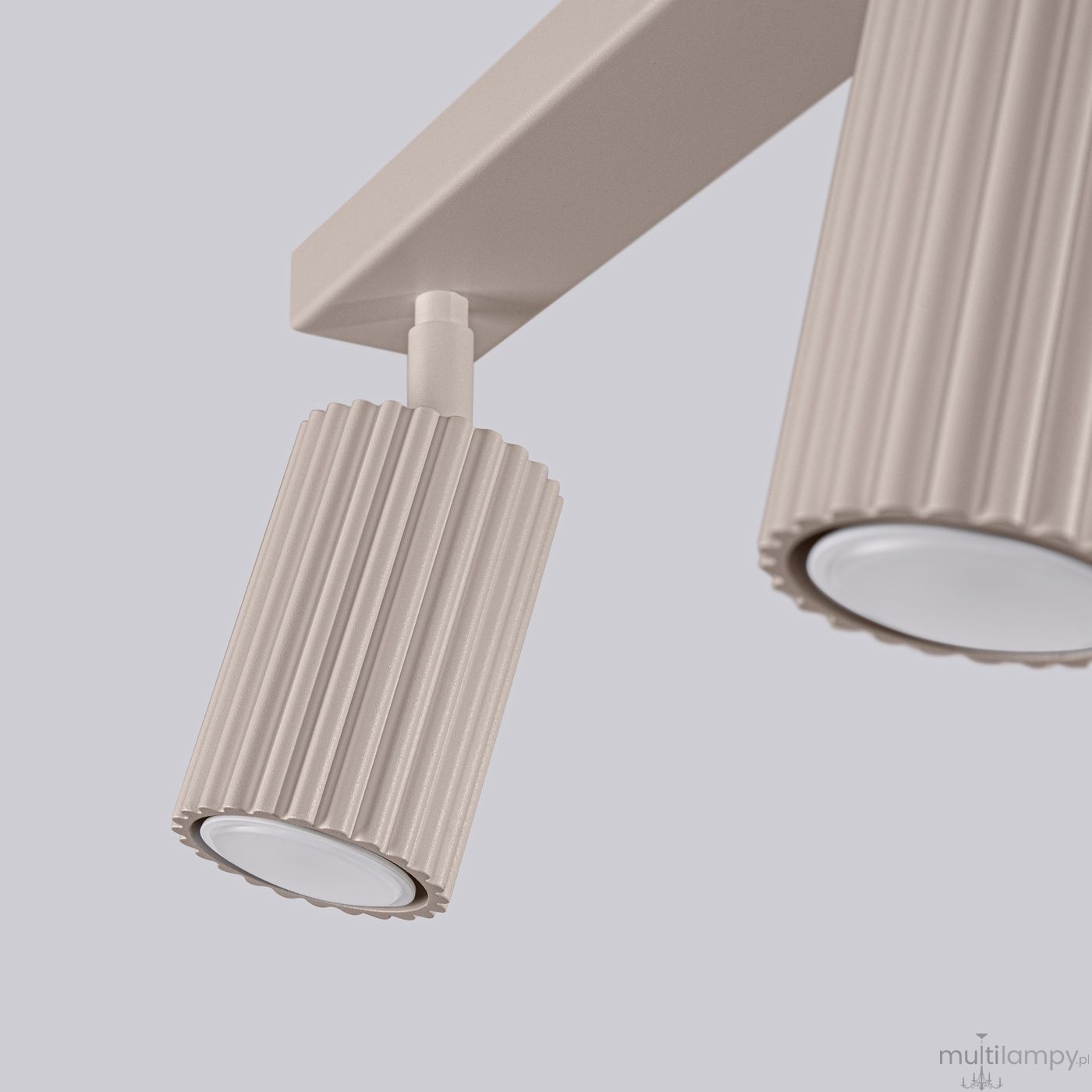 Lampa sufitowa Karbon w kolorze taupe z trzema ruchomymi reflektorami GU10. Reflektory mają żłobioną fakturę i okrągłe klosze. Ujęcie z bliska, pokazujące detale lampy oraz jej konstrukcję. Tło jasne, jednolite.