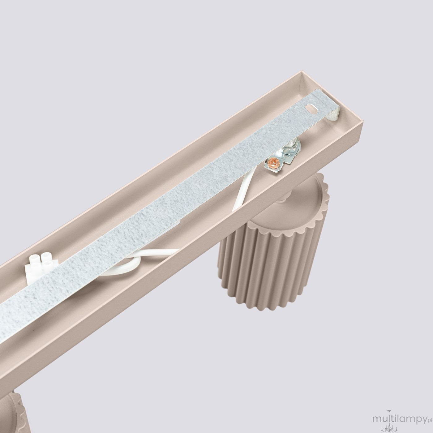 Lampa sufitowa Karbon w kolorze taupe, z trzema miejscami na żarówki GU10. Widok z góry, ukazujący metalowy element mocujący oraz przewody wewnętrzne. Korpus lampy z rowkowanym wykończeniem, montowany na suficie.