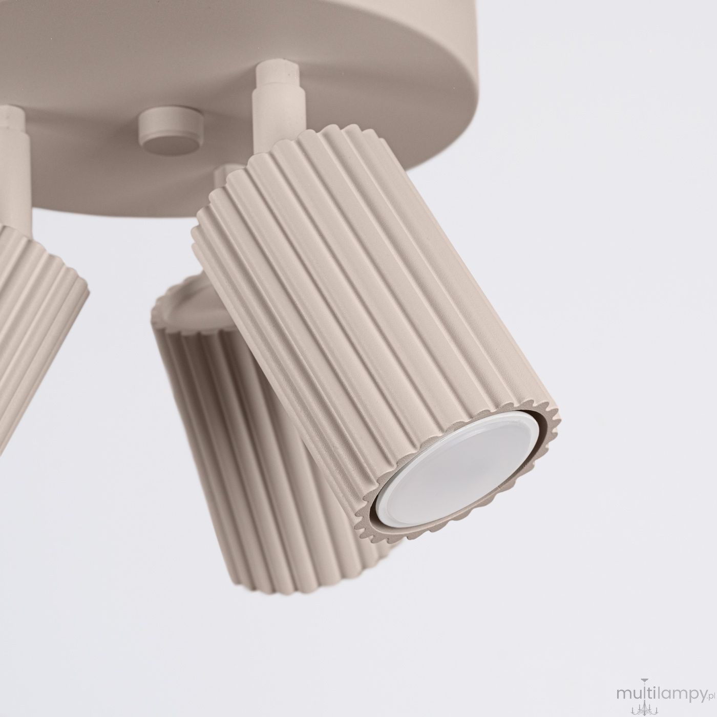 Lampa sufitowa Karbon w kolorze taupe z trzema ruchomymi kloszami GU10 o żłobionej fakturze. Ujęcie z dołu, z bliska, ukazujące detale kloszy i mocowania. Prosta, nowoczesna forma, idealna do różnych aranżacji wnętrz.