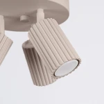 Lampa sufitowa Karbon w kolorze taupe z trzema ruchomymi kloszami GU10 o żłobionej fakturze. Ujęcie z dołu, z bliska, ukazujące detale kloszy i mocowania. Prosta, nowoczesna forma, idealna do różnych aranżacji wnętrz.