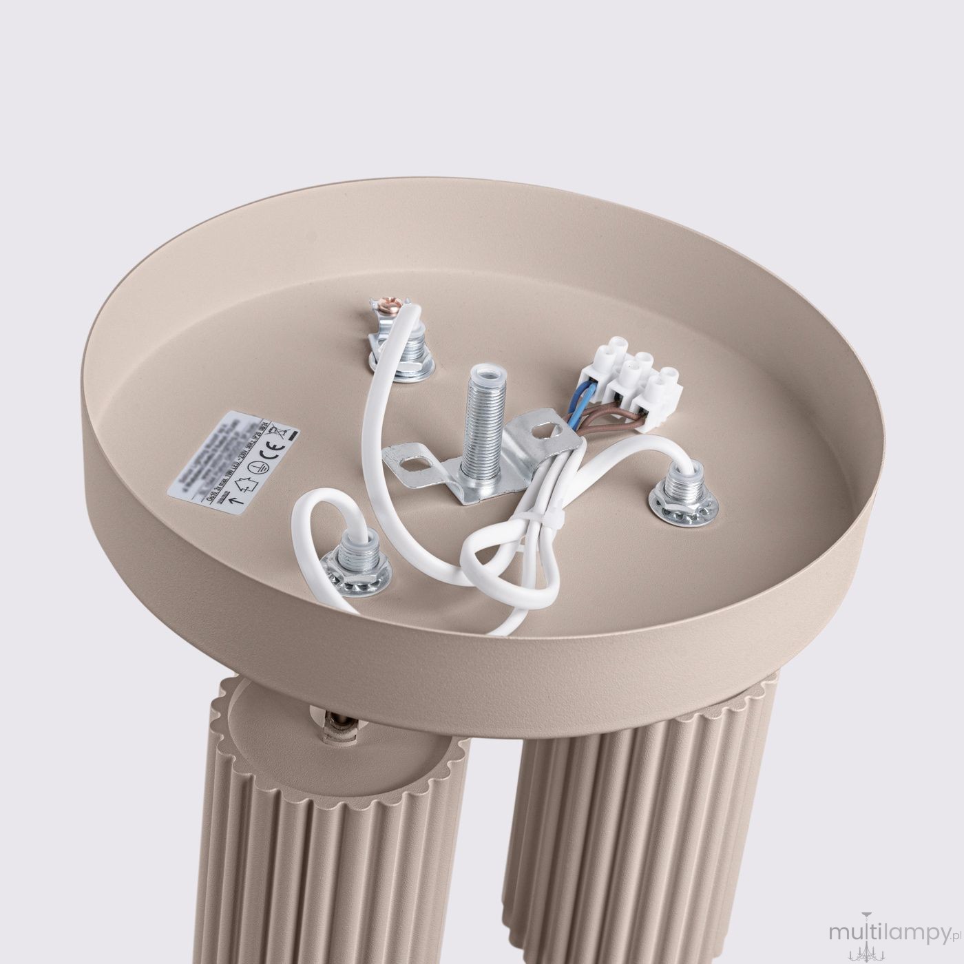 Lampa sufitowa Karbon w kolorze taupe z trzema miejscami na żarówki GU10. Widoczne okrągłe mocowanie z metalowymi elementami, białe przewody oraz dekoracyjne, żłobione nogi. Ujęcie z góry, ukazujące szczegóły instalacji.
