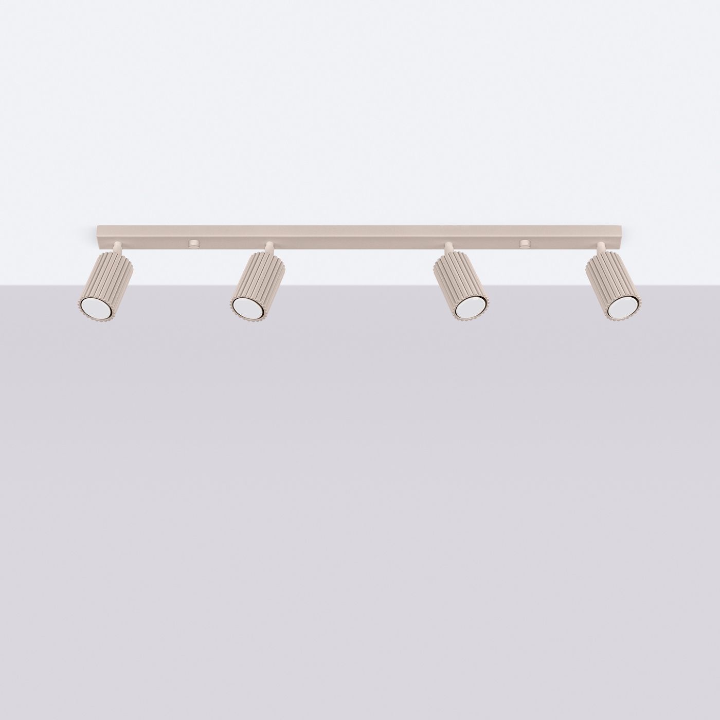 Lampa sufitowa Karbon L w kolorze taupe, z czterema ruchomymi reflektorami GU10. Ujęcie frontalne, zamontowana na prostokątnej podstawie. Reflektory o teksturowanej powierzchni, skierowane w różnych kierunkach. Tło jednolite, jasne.