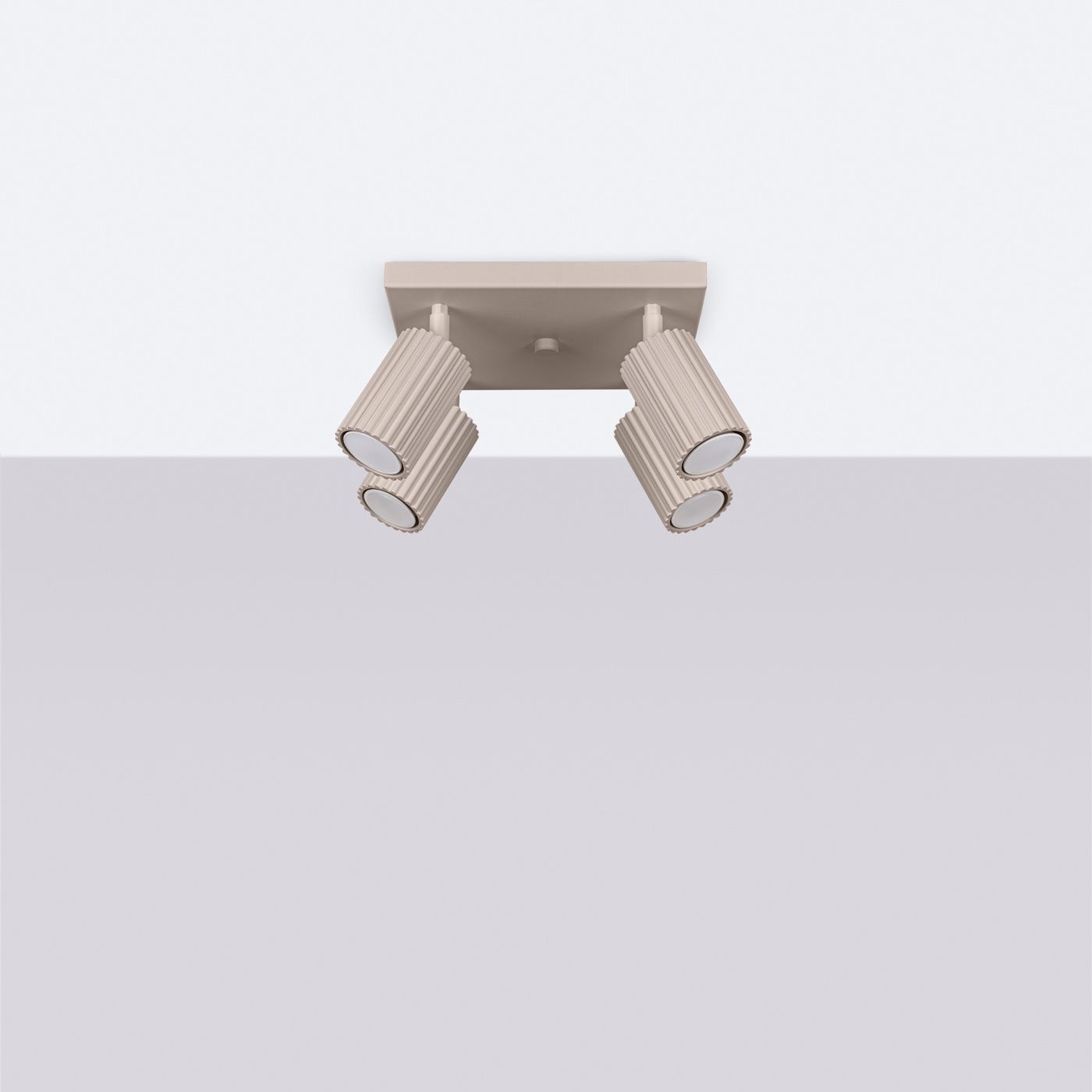 Lampa sufitowa Karbon w kolorze taupe z czterema regulowanymi reflektorami GU10. Montaż sufitowy, prostokątna baza, widoczne cylindryczne klosze z żłobieniami. Zbliżenie na detal i struktura.