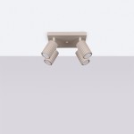 Lampa sufitowa Karbon w kolorze taupe z czterema regulowanymi reflektorami GU10. Montaż sufitowy, prostokątna baza, widoczne cylindryczne klosze z żłobieniami. Zbliżenie na detal i struktura.