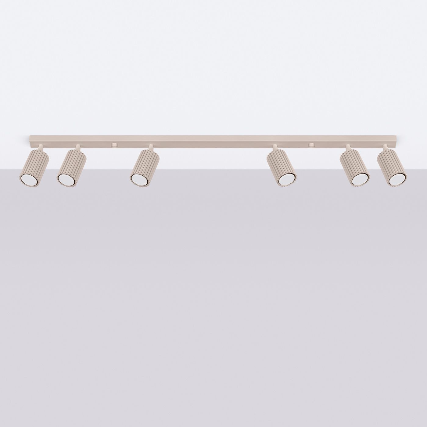 Lampa sufitowa Karbon w kolorze taupe, składająca się z sześciu punktowych reflektorów GU10. Reflektory mają ribbowaną fakturę i są umieszczone na prostokątnej, metalowej listwie. Ujęcie frontalne, na jednolitym tle.