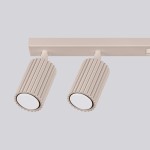 Lampa sufitowa Karbon w kolorze taupe, z sześcioma punktami świetlnymi typu GU10. Ujęcie z bliska, ukazujące dwa cylindryczne klosze z rowkowaną fakturą, zamontowane na prostokątnej podstawie.