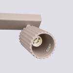 Lampa sufitowa Karbon w kolorze taupe, z sześcioma reflektorami GU10. Widok z boku, podkreślający falisty kształt oprawy oraz widoczny gwint żarówki wewnątrz. Montaż na płaskiej podstawie.